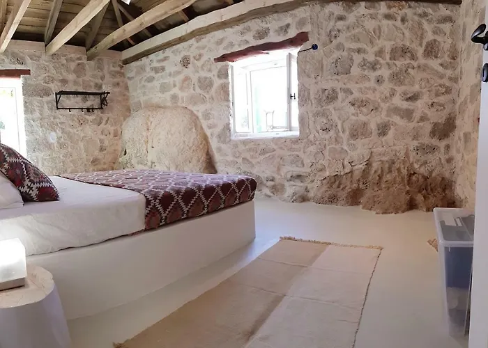 The House. Light & Stone. Lixúri